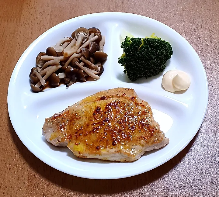 Snapdishの料理写真:豚ロース肉のカレー焼き
ブロッコリー
しめじ|ナナさん