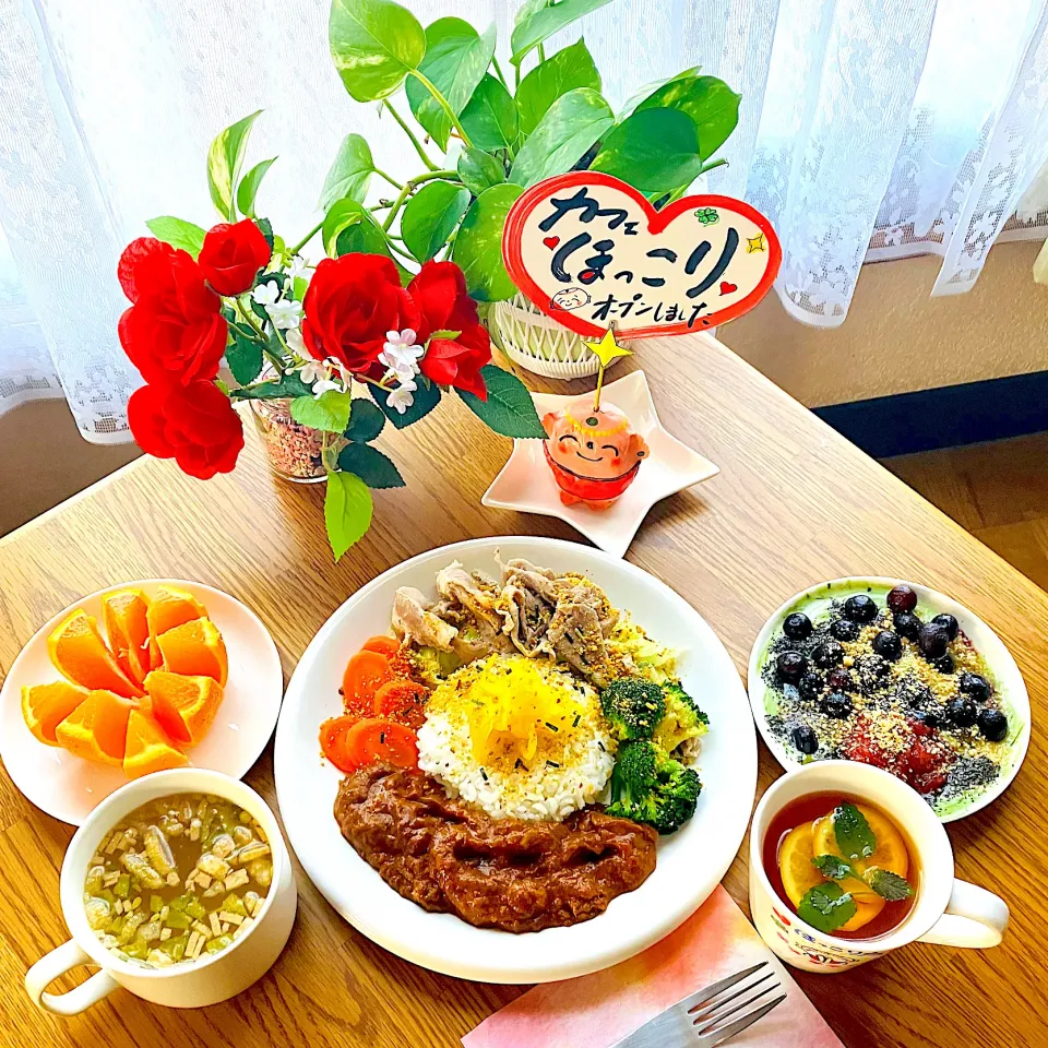 Snapdishの料理写真:ほっこりカフェモーニングセット^ ^スパイスカレー🍛温野菜ポークサラダ🥗フルーツヨーグルト💖レモンミントティー🍋最幸〜^ - ^|HAMI69さん