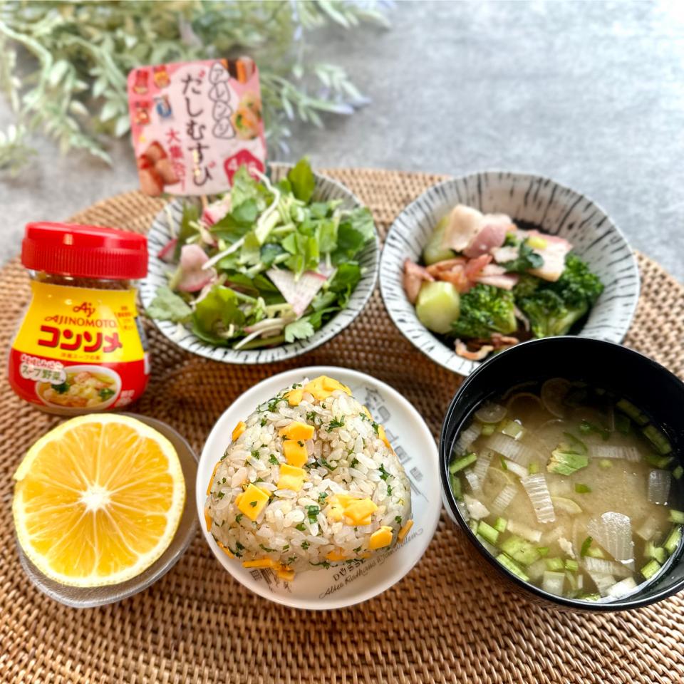 パセリとチェダーチーズのコンソメおむすび★アレンジだしむすび！