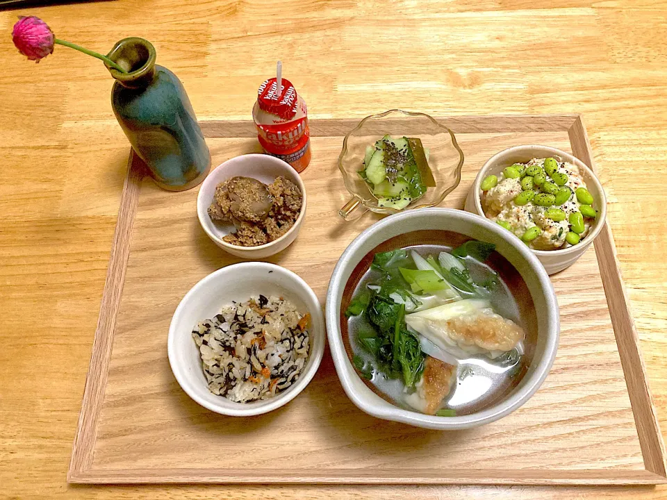 餃子の余りと春菊で中華スープ🧡ひじきご飯🧡枝豆ポテサラ🧡胡瓜の梅昆布漬け🧡鶏レバーの甘辛煮🧡ヤクルト1000|さくたえさん