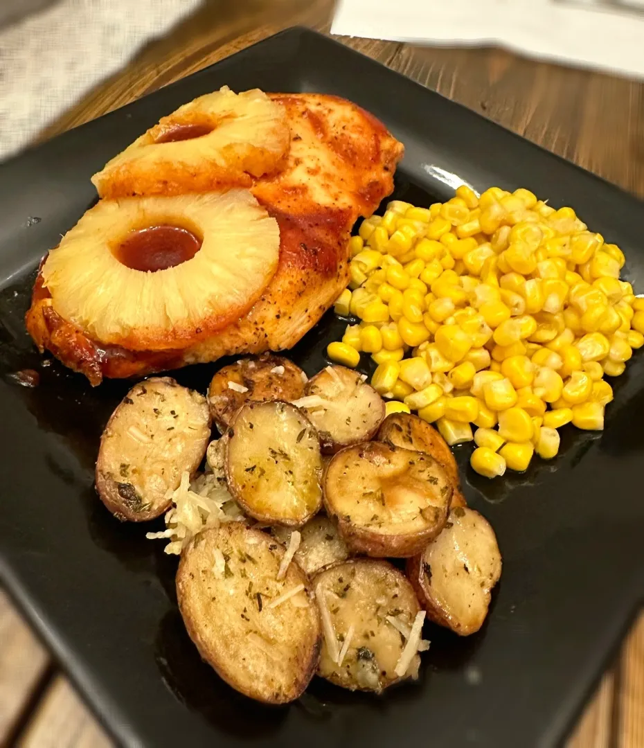 Snapdishの料理写真:BBQ pinneaple baked chicken with roasted garlic potatoes and corn|Travis Stoneさん