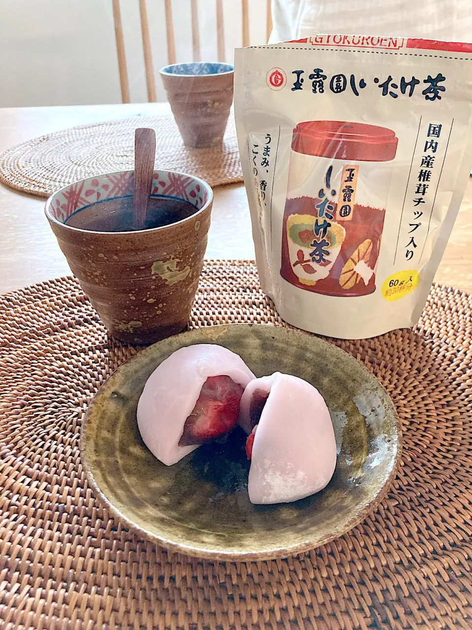 Snapdishの料理写真:しいたけ茶と苺大福|amumuさん