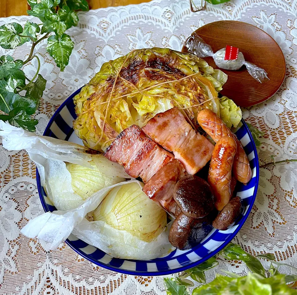 🥬どかーんと半球焼き❣️春キャベツ＋新玉ねぎステーキと厚切りベーコン🥓etc…🍴|Hollyさん