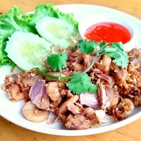 Deep fried pork intestines topped with crispy garlic & pepper|Paul Chirayusさん