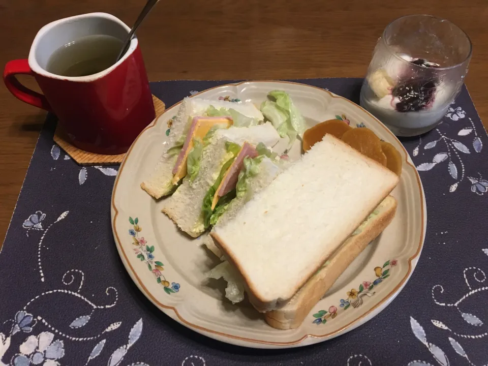 Snapdishの料理写真:サンドイッチ(昼飯)|enarinさん