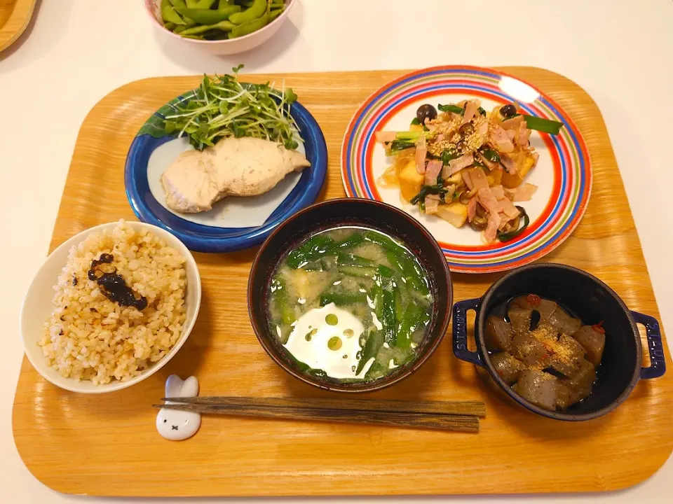 Snapdishの料理写真:今日の夕食　もうか鮫煮付け、厚揚げと春雨のオイスターソース炒め、こんにゃくピリ辛煮、玄米、にらと卵の味噌汁|pinknari🐰🌈さん