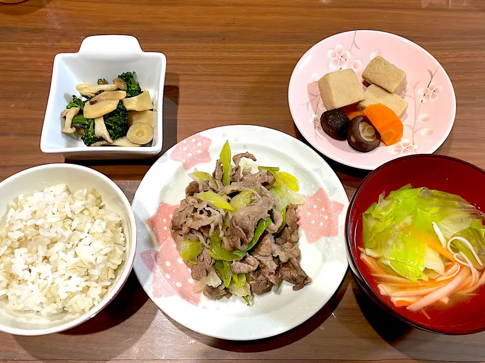 Snapdishの料理写真:長ねぎと牛肉のうま塩レモン炒め　レタスとカニかまの味噌汁　高野豆腐の煮物　きのことブロッコリーのバター醤油炒め|おさむん17さん