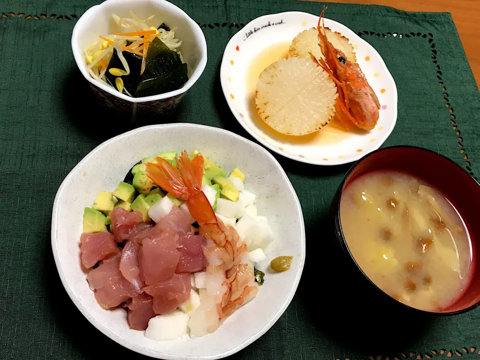 主食　海鮮丼(マグロ、赤エビ🦐、アボカド、長芋、海苔)|柚子きりかさん