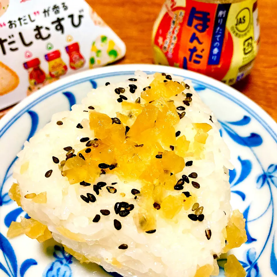 Snapdishの料理写真:沢庵の古漬けでだしおむすび🍙|まいりさん