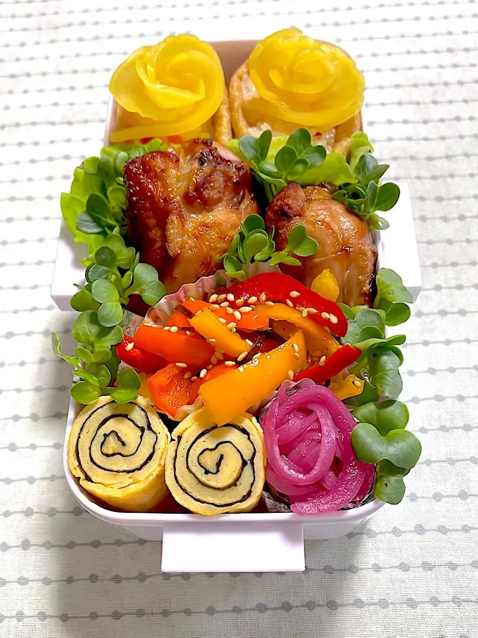 #いなり寿司 手羽元グリルチキン カラーピーマンサラダ くるくる卵焼き 紫玉ねぎマリネ 沢庵 かいわれ大根|akkiyさん