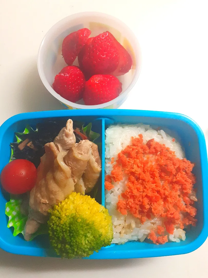 ☆小学生弁当☆玄米入り鮭ごはん、ひじき煮物、アスパラ豚巻き、ブロッコリー、ミニトマト、苺|ｼｮｺﾗさん