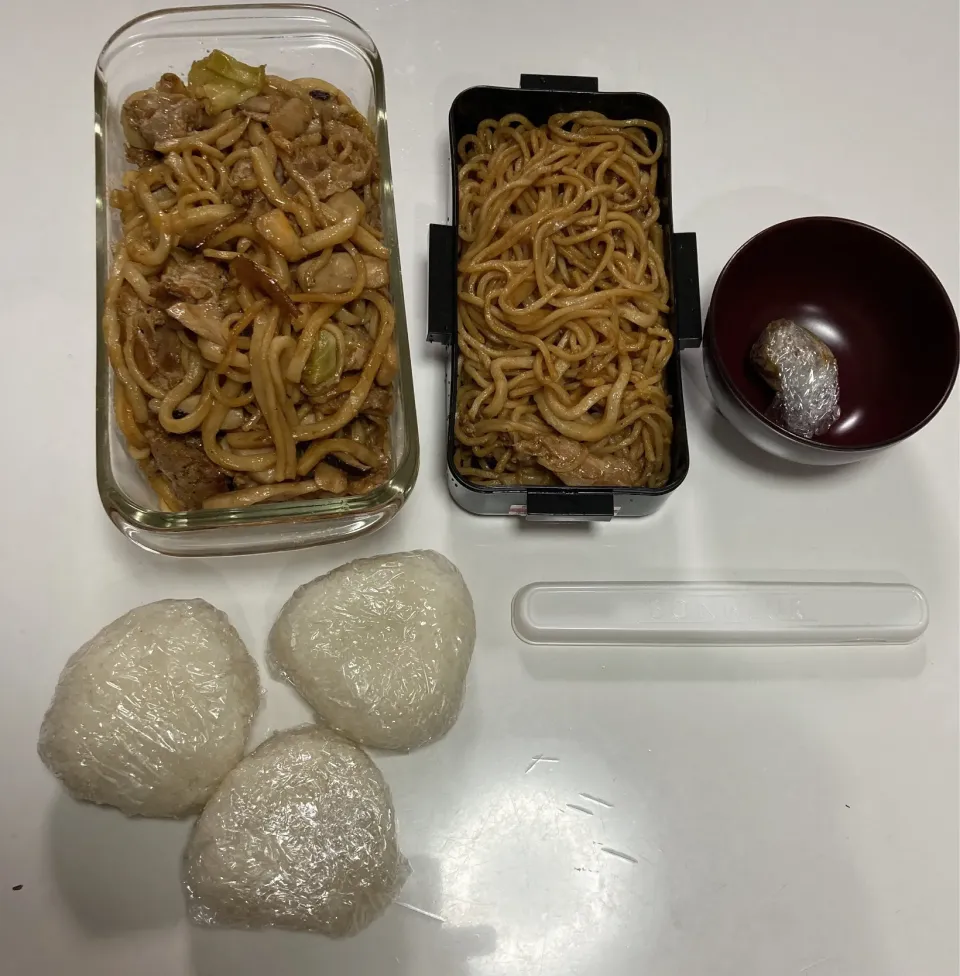 パパ弁と子供達の昼食。☆焼き麺（うどん2玉・中華麺3玉）☆おにぎり（子供達）☆みそ玉（みそ玉）|Saharaさん