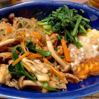 大豆のお肉のチャプチェ🍖米粉と豆腐のキムチチーズチヂミ🧀ほうれん草のナムル🍻韓国料理の盛り合わせ🇰🇷