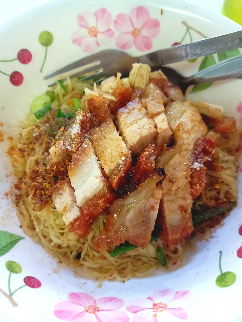 Egg Noodles w/ Crispy Pork Belly 🍜🐷
...
...
Yummmmm! 🤤|An'leeさん