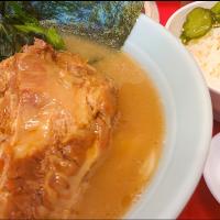 【4/1より一部メニュー価格改訂】
横浜家系ラーメン おうじ家
ラーメン並 (680円、麺柔らかめ/
味普通/油少なめ)
＋ソーキ肉 (限定、350円)
＋みそ玉 (Twitterフォロー無料)
＋ライス中 (無料、卓上胡瓜漬物)
@王子1分
23070 (72,449)