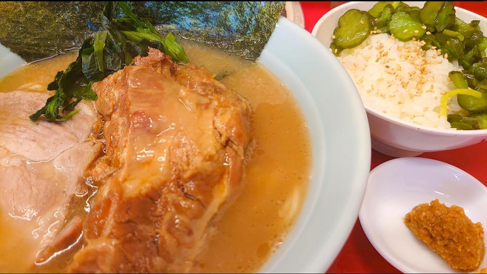 【4/1より一部メニュー価格改訂】
横浜家系ラーメン おうじ家
ラーメン並 (680円、麺柔らかめ/
味普通/油少なめ)
＋ソーキ肉 (限定、350円)
＋みそ玉 (Twitterフォロー無料)
＋ライス中 (無料、卓上胡瓜漬物)
@王子1分
23070 (72,449)