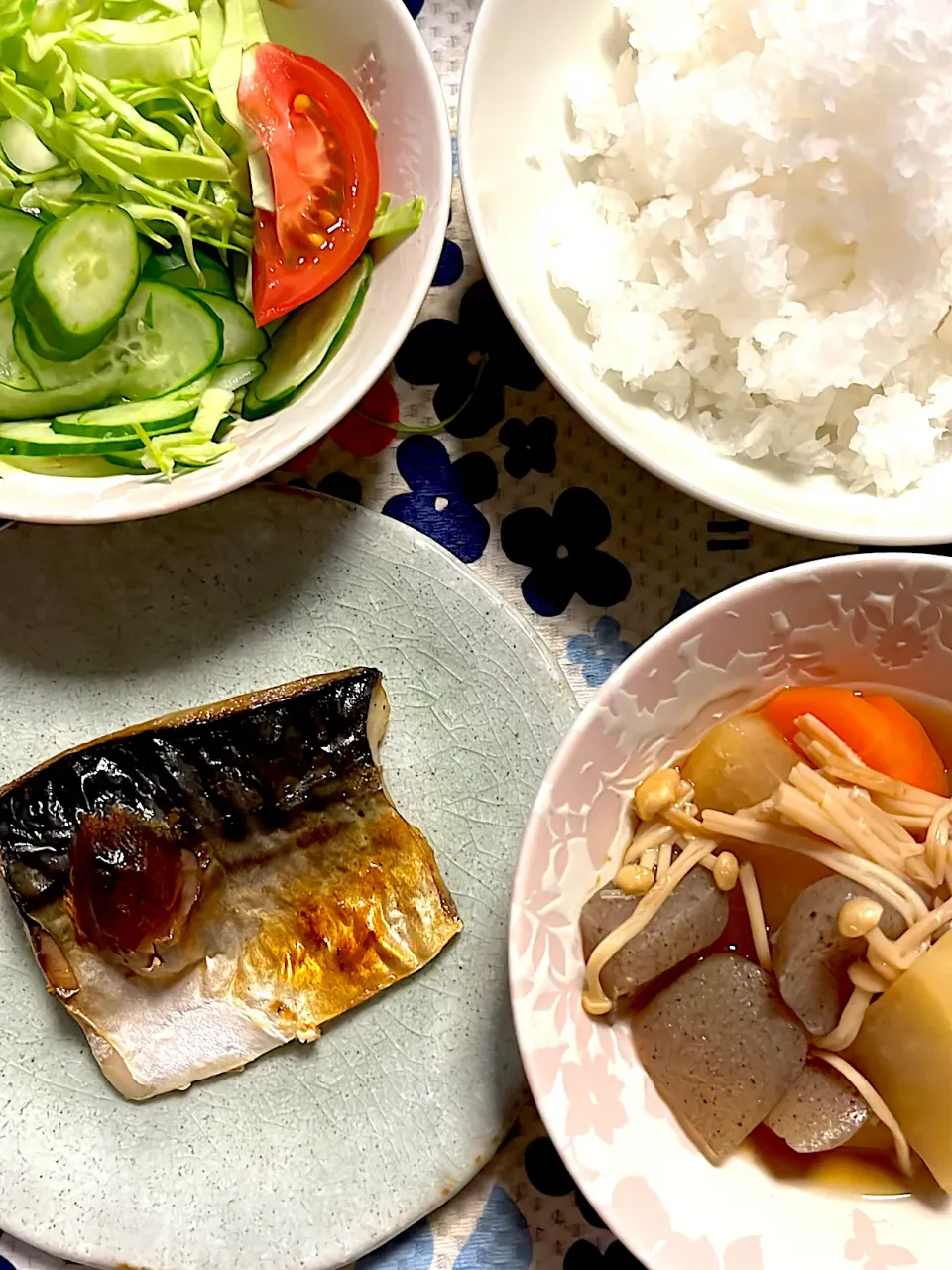 塩鯖　煮物　サラダ🥗　大根おろし|4jinoanataさん