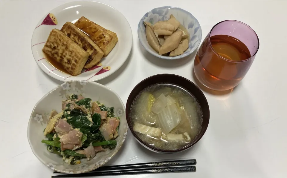 Snapdishの料理写真:作り置きと、あるもんで晩御飯☆厚揚げ焼き（焼肉のタレかけ）☆アブラカレイの炊いたん☆ほうれん草とベーコンの卵炒め☆みそ汁（白菜・玉葱・厚揚げ・揚げなす）|Saharaさん