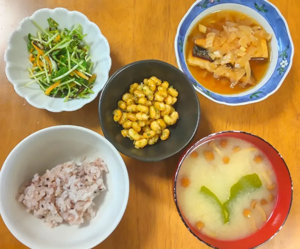 2023 0328　鯖南蛮　豆苗サラダ　シェイクポテトシーズニングで大豆ののり塩炒め　なめことわかめのお味噌汁|いもこ。さん