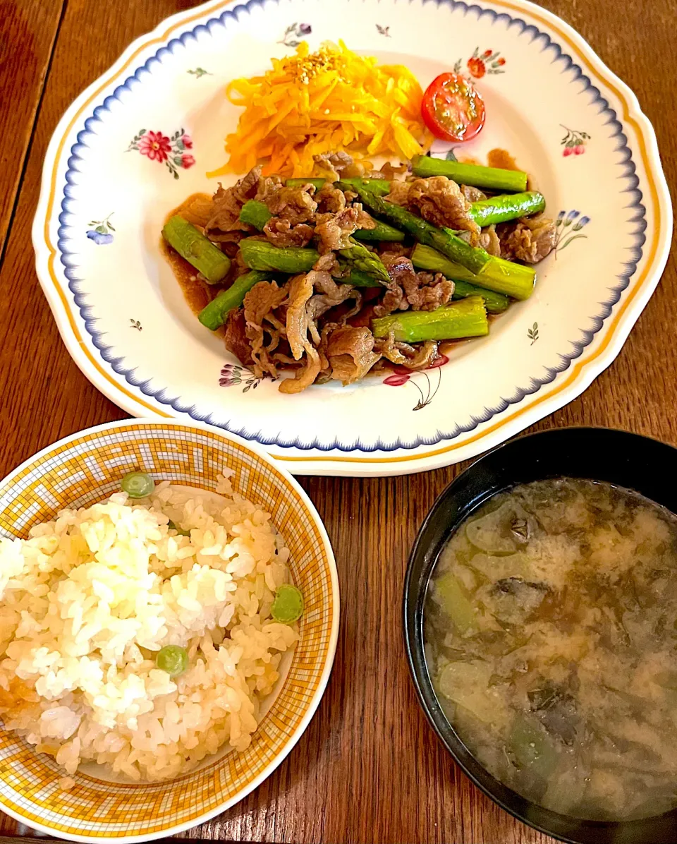 Snapdishの料理写真:晩ごはん♯牛肉とアスパラ炒め♯豆ごはん♯炊き込みご飯|小松菜さん