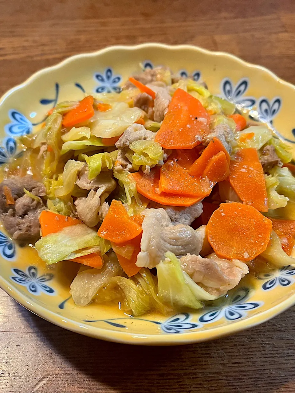 豚バラとキャベツのガリバタ醤油炒め|ちろるろさん