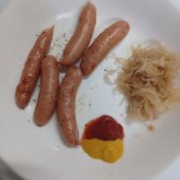 狸の宴シリーズ
ある日の献立

ドイツ料理
[酒肴]
粗挽きポークウインナー
(ボイル焼きにしました)
ザワークラフト
(ドイツ製/無添加/無化調)
[飲み物]
先ずビールで。
Prosit‼️(・∀・)っ✨🍻🎶

追い打ちにシュナップス❗
と行きたい所だが、
生憎ドイツ物が無くて露助産で。
まぁ、
ウォトカも好きな狸故に、無問題🤣