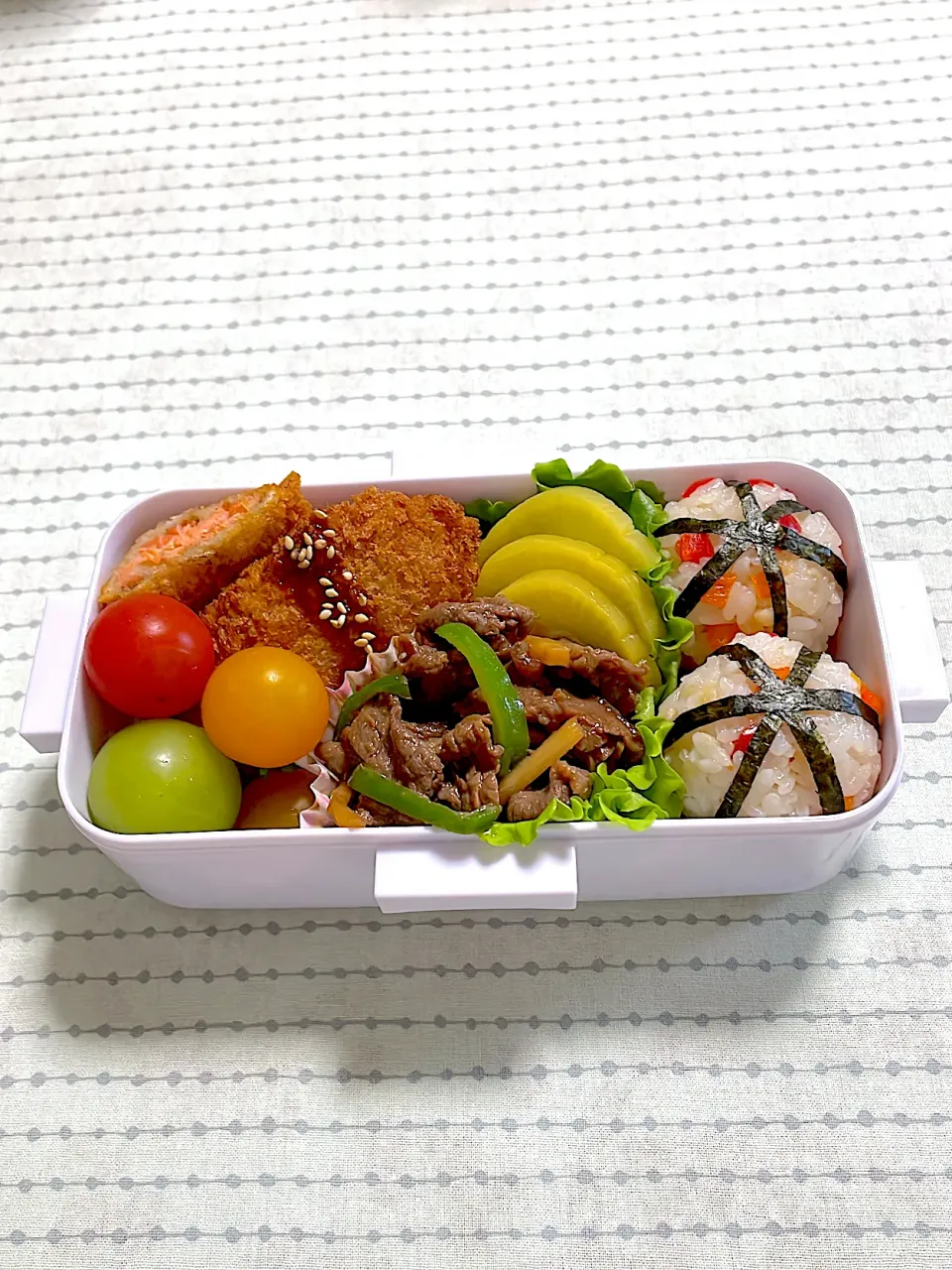 Snapdishの料理写真:#手毬風むすび 牛肉炒め サーモンフライ 沢庵 カラフルミニトマト|akkiyさん