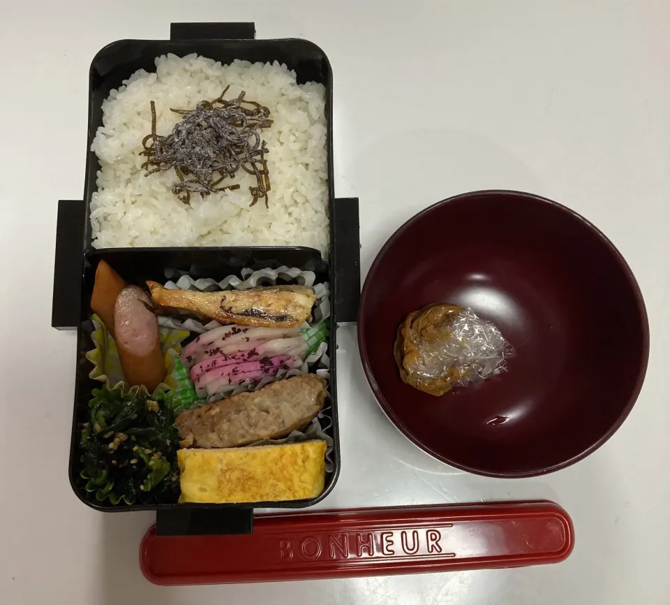 Snapdishの料理写真:久々に普通のパパ弁🤣☆ほうれん草の胡麻和え☆卵焼き☆塩鯖☆ゆかりれんこん☆ウインナー☆みそ玉|Saharaさん