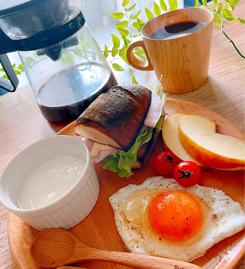 🥩やわらかロースハムを挟んだカリカリトーストサンドのおはよう朝食☕️😋✨
