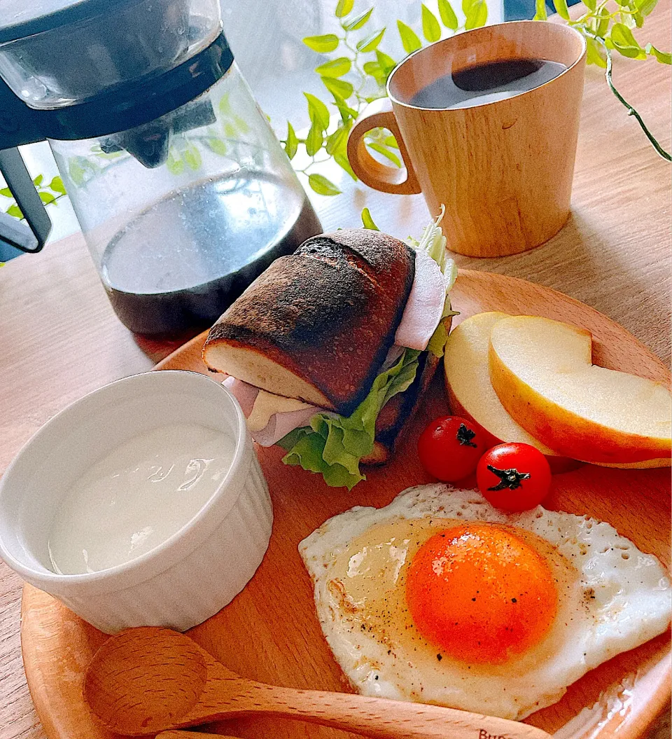 🥩やわらかロースハムを挟んだカリカリトーストサンドのおはよう朝食☕️😋✨|Sの食卓さん