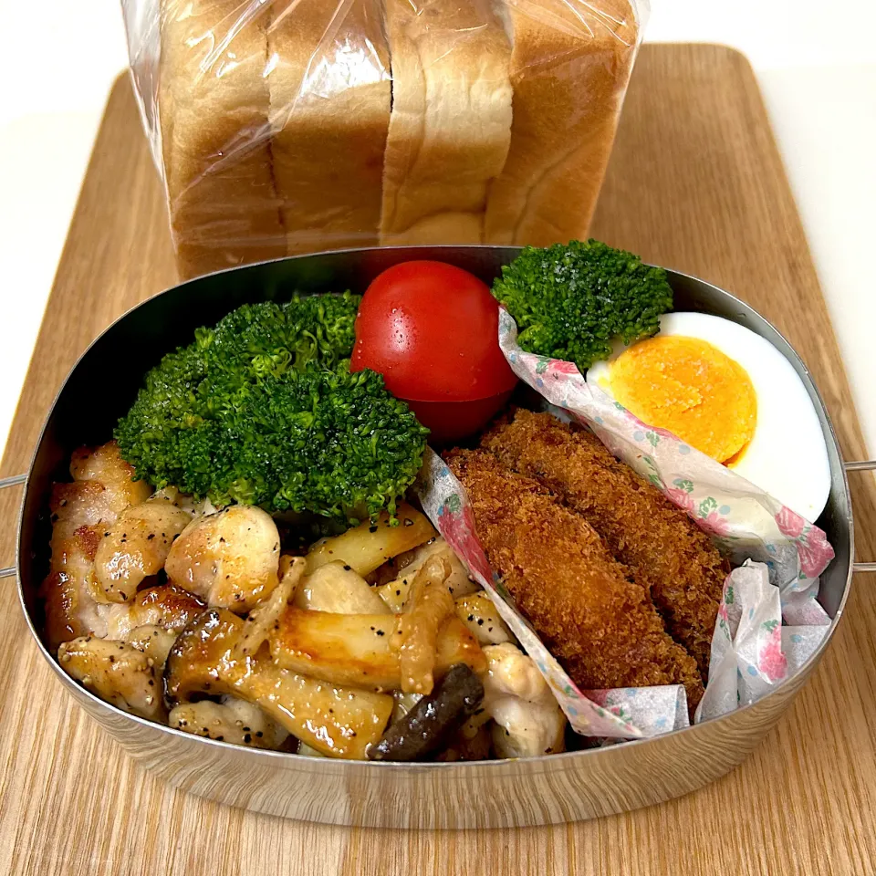 Snapdishの料理写真:チキンとメンチのパン弁当|チャコさん