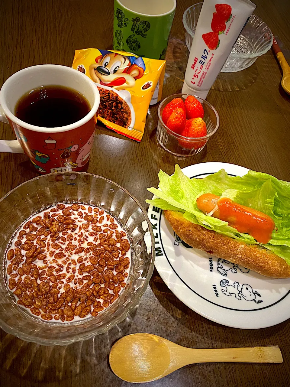 Snapdishの料理写真:ソフトフランスのホットドッグ🌭　オーロラ辛ソース　チョコクリスピーシリアル　ミルク　苺　コーヒー|ch＊K*∀o(^^*)♪さん