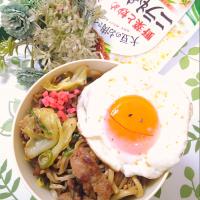 ダイズラボニラもやし炒めをアレンジ
焼きそば弁当にしちゃいました ·͜·♡