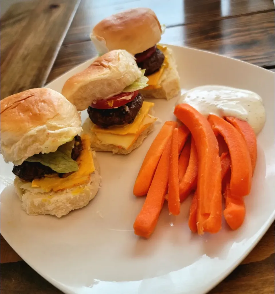 Hamburger sliders with carrots sticks|Travis Stoneさん