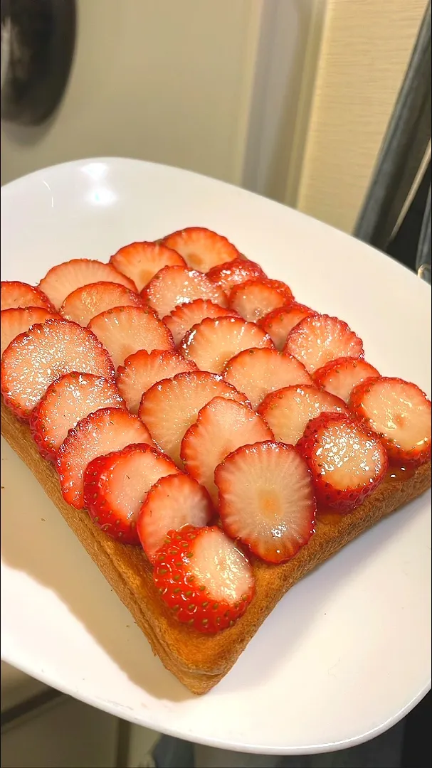 イチゴトースト🍓　娘のお昼ごはん|mayumiさん