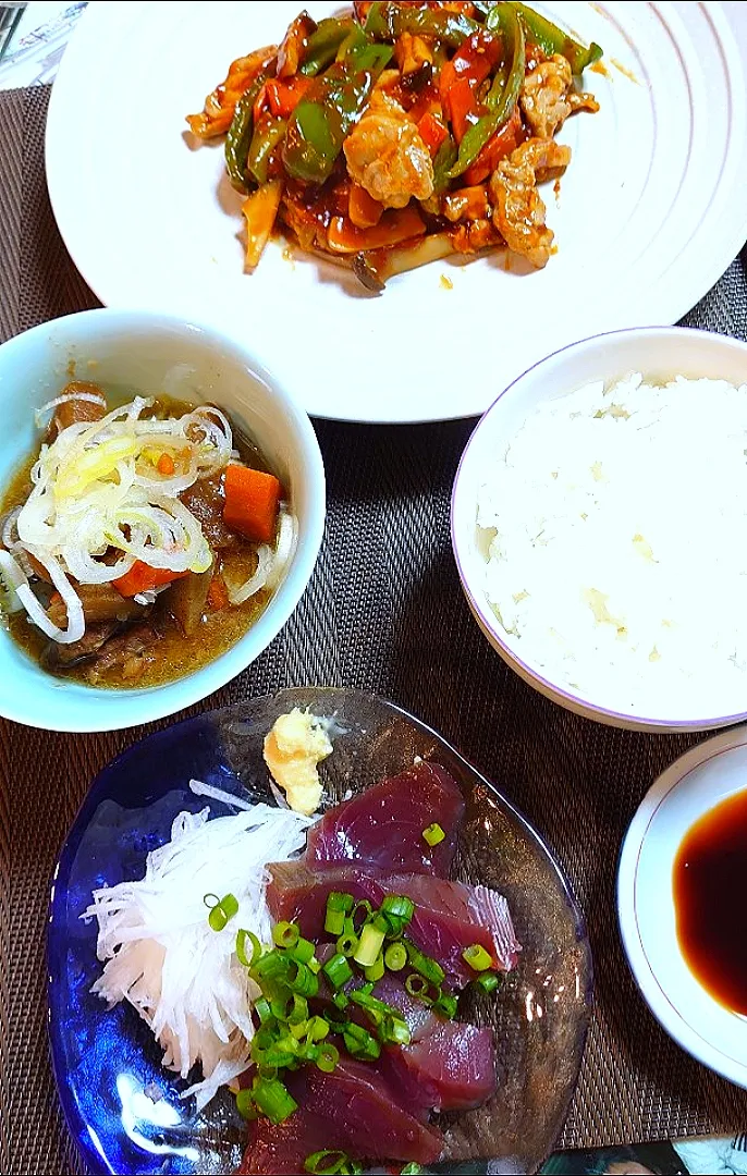 カツオの刺身、豚汁で夕ご飯🍴|ポチさん