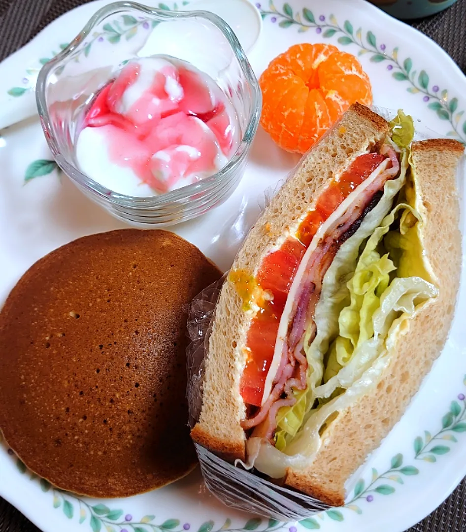 サンドイッチとどら焼きで朝ご飯🌅|ポチさん