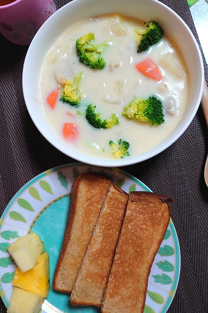 クリームシチューと雑穀パンで朝ご飯🌅|ポチさん