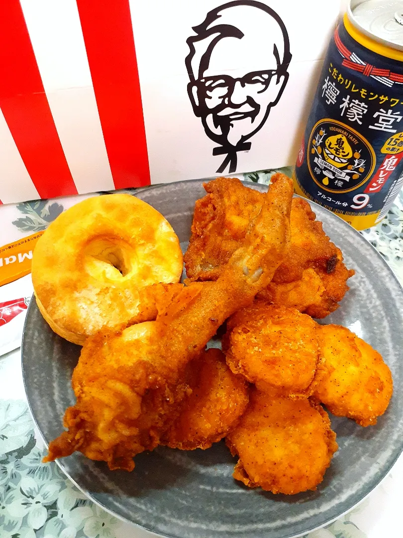 Snapdishの料理写真:🔷KFC￥1000パックで昼飲み🔷|@きなこさん