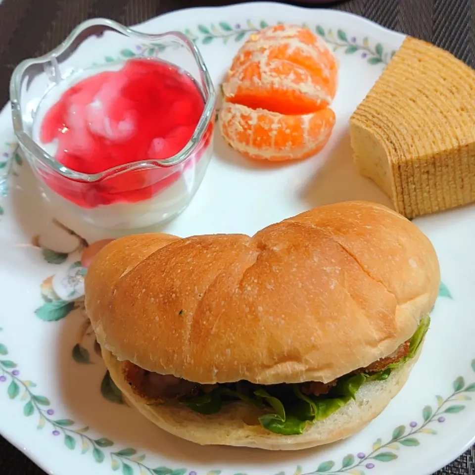 塩パンサンド(何を挟んだか……忘れた😅)
朝ご飯🌅|ポチさん