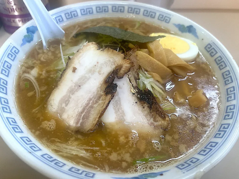 Snapdishの料理写真:人気店のとんこつラーメン|須佐 浩幸さん