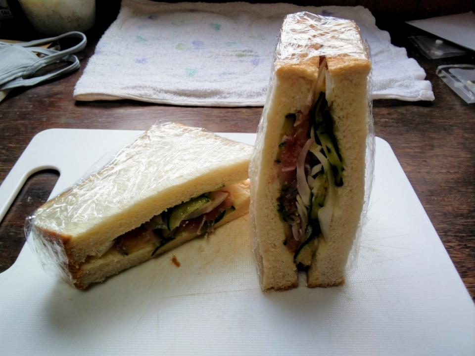 新玉ねぎ、きゅうり、クリームチーズ、生ハムのマリネサンド🥪