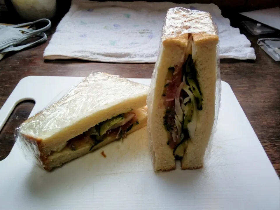 新玉ねぎ、きゅうり、クリームチーズ、生ハムのマリネサンド🥪|にんにくと唐辛子が特に好き❤️(元シャリマー)さん