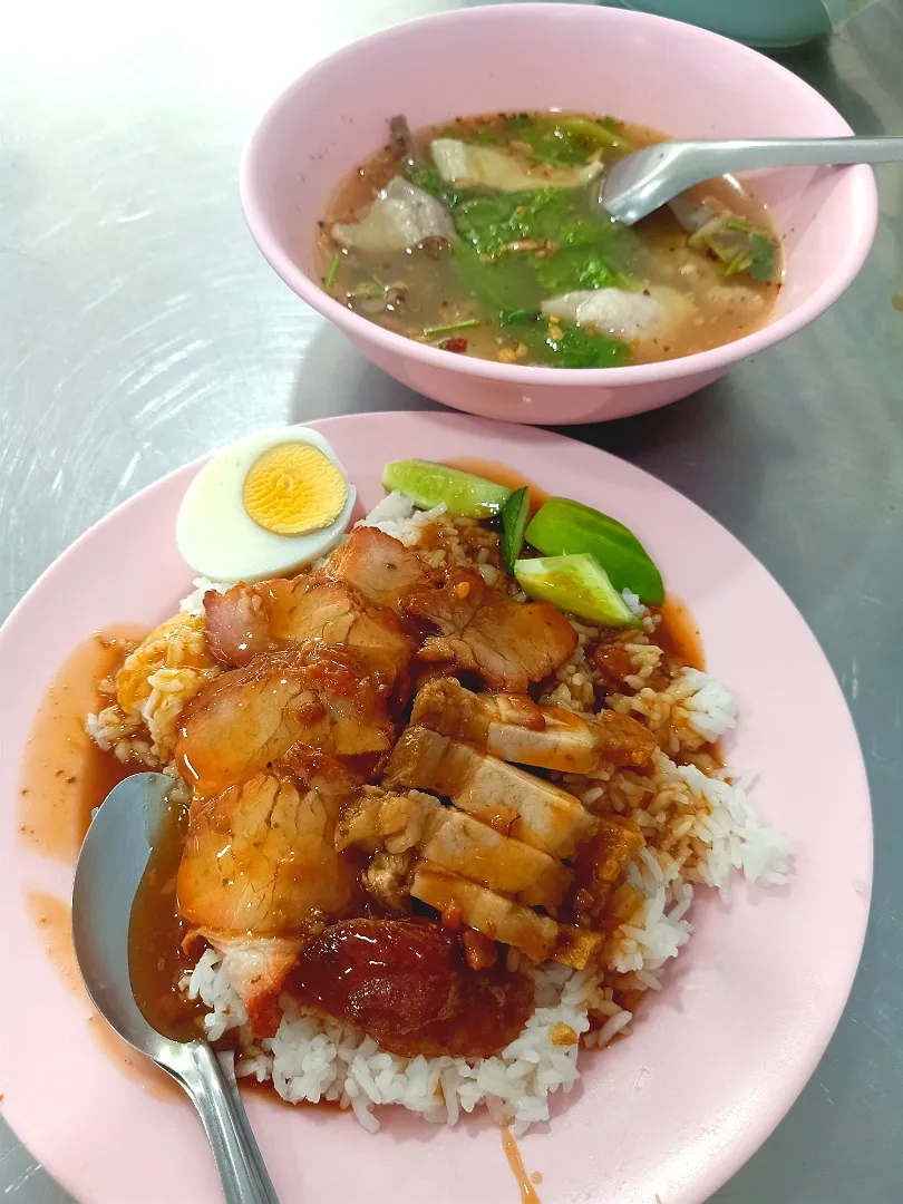 'Khao Moo Daeng' & Pork Blood Jelly Soup aka 'Tom Luad Moo' for Lunch 🐷🥰
ข้าวหมูแดง + ต้มเลือดหมู|An'leeさん