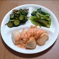 ナナの料理　鶏胸肉のキムチタルタル
小松菜のお浸し
きゅうりの塩昆布浅漬け