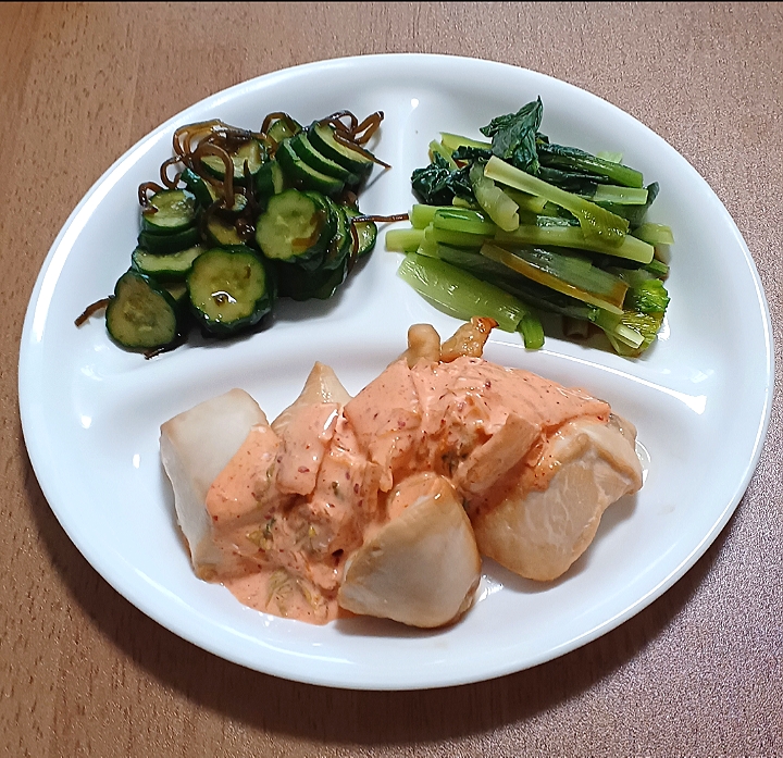 ナナの料理　鶏胸肉のキムチタルタル
小松菜のお浸し
きゅうりの塩昆布浅漬け