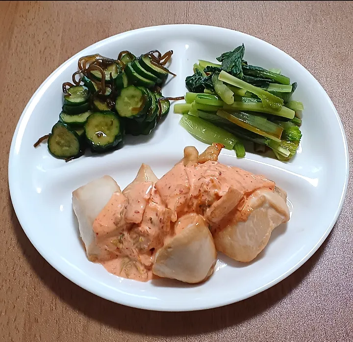 ナナの料理　鶏胸肉のキムチタルタル
小松菜のお浸し
きゅうりの塩昆布浅漬け|ナナさん