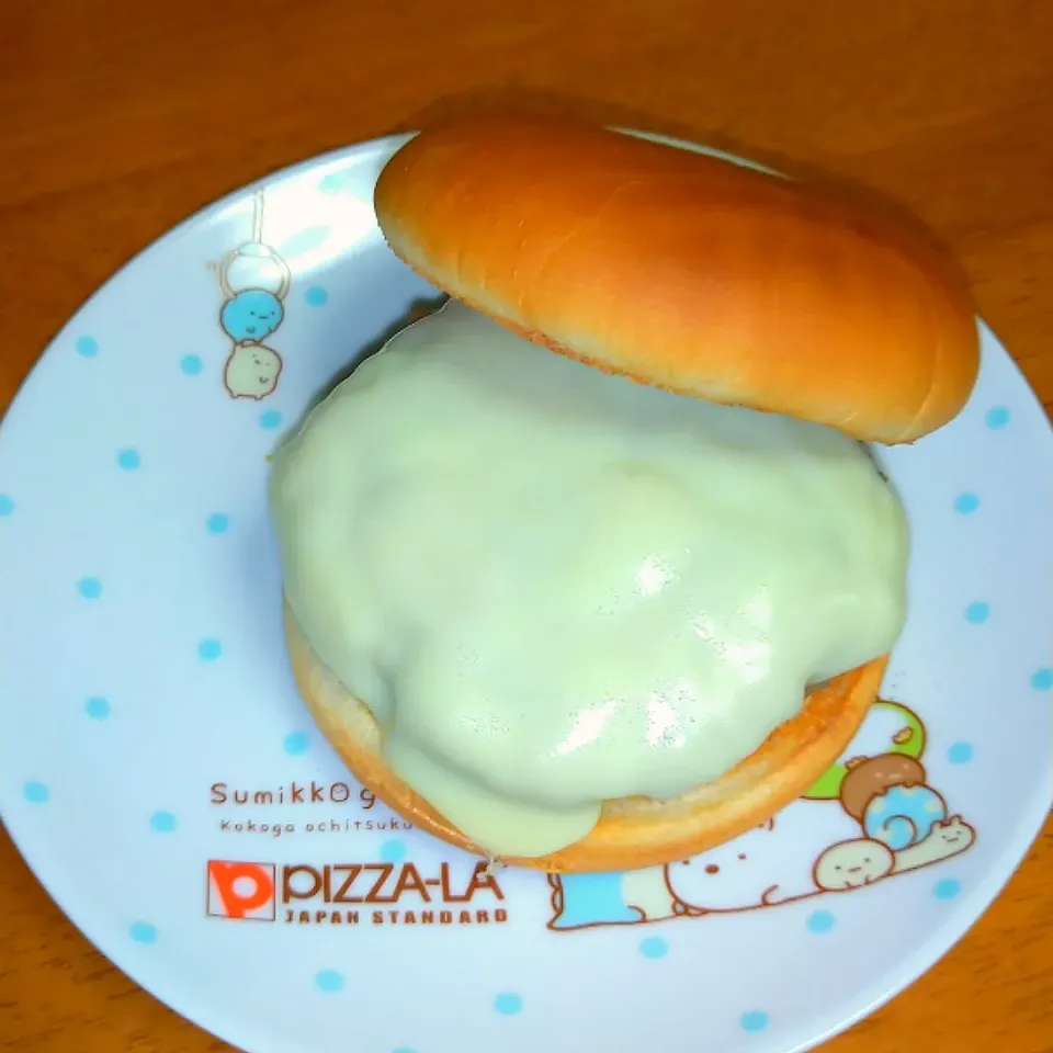 お家でモッツァレラの絶品チーズハンバーガー🍔|とししいたけさん