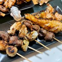鶏肉屋さんの前で焼いている焼き鳥　匂いに釣られて。。。テイクアウト
