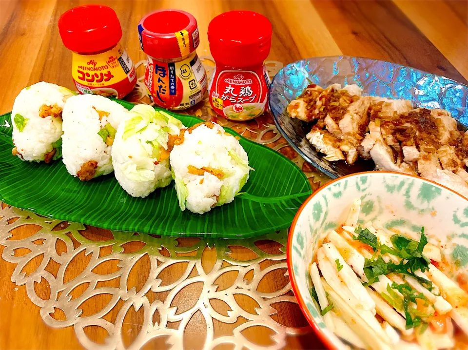 Snapdishの料理写真:🍙カリカリ鶏皮とレタスのおにぎり🍙|クランちゃんさん